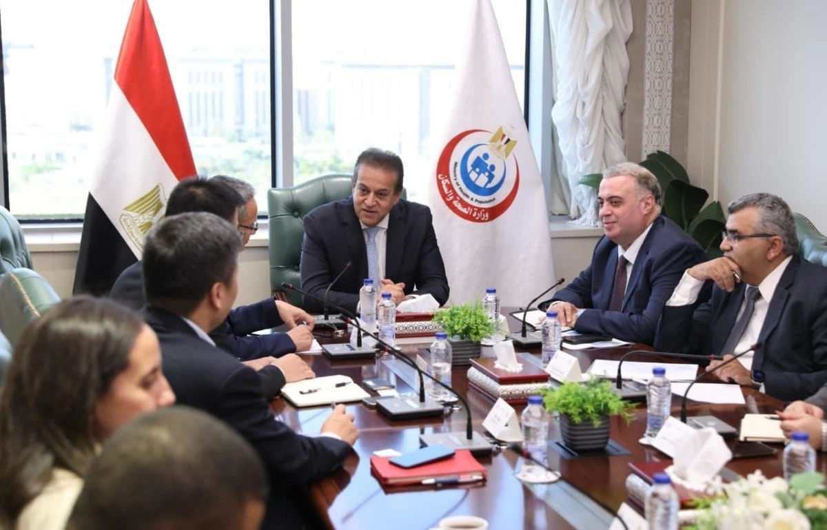 الدكتور خالد عبدالغفار، وزير الصحة والسكان، مع شركة هيك فيجن الصينية