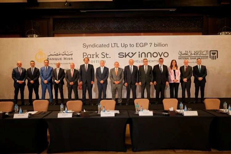 خلال توقيع اتفاق التمويل1