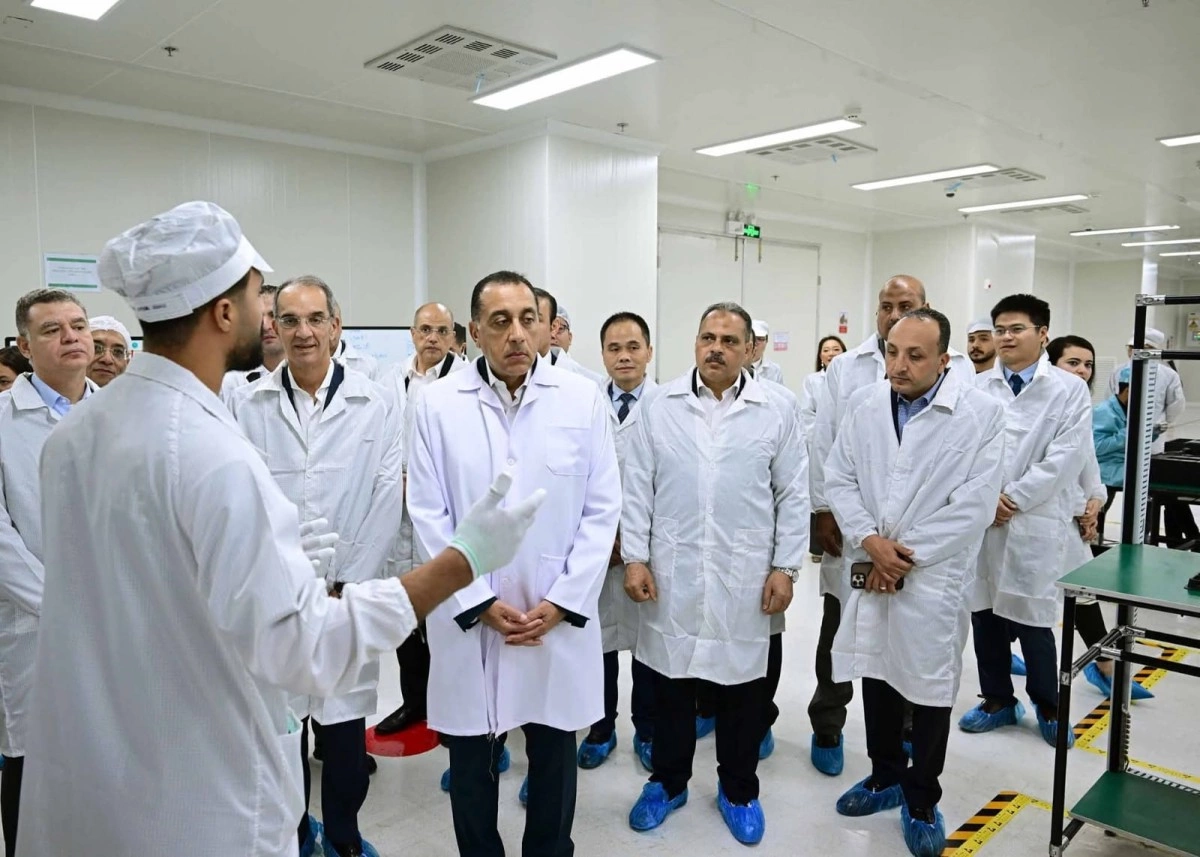 رئيس الوزراء يفتتح مصنع شركة أوبو