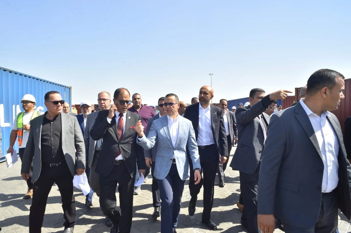 وزير الاستثمار والتجارة الخارجية يتفقد ميناء العين السخنة2
