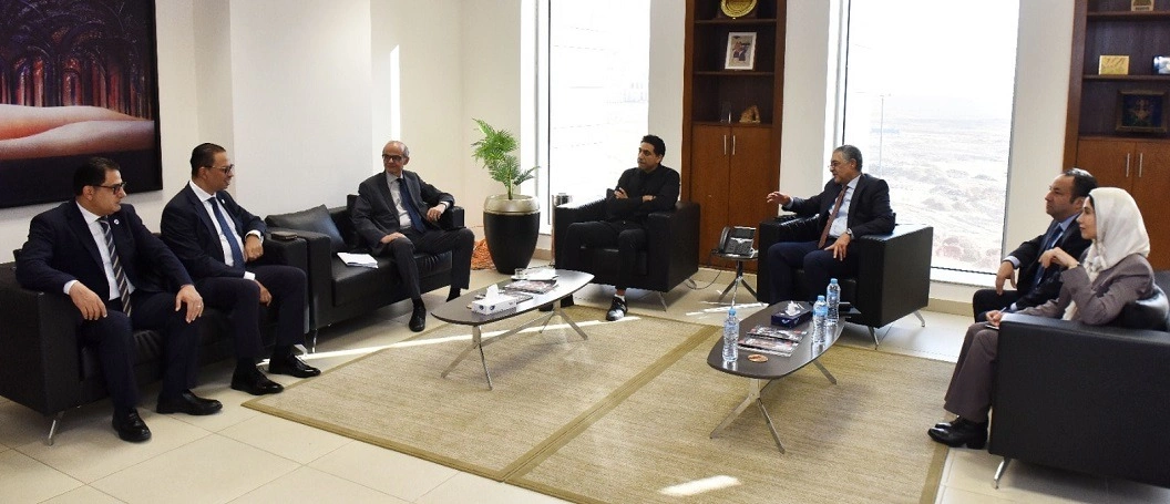 رئيس هيئة الاستثمار مع المدير الإقليمي لشركة مينهارت السنغافورية