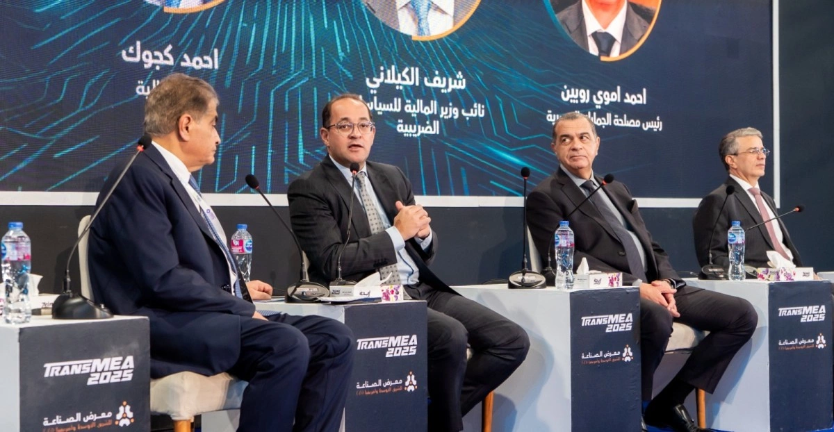 وزير الاستثمار اثناء الجلسة