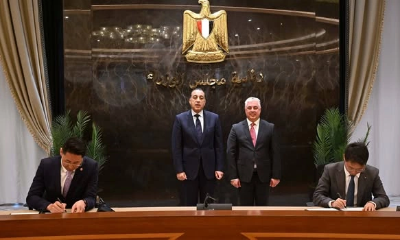 توقيع 3 عقود صناعية في اقتصادية قناة السويس