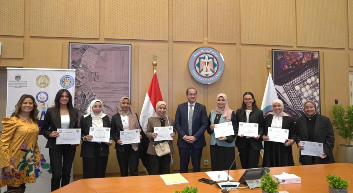 وزير المالية يكرم الشباب الفائزين3