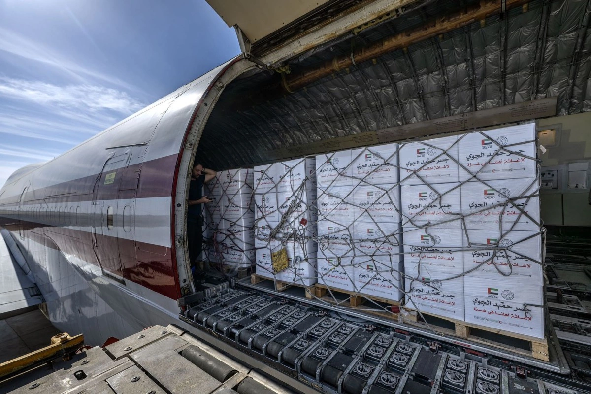 طائرة مساعدات